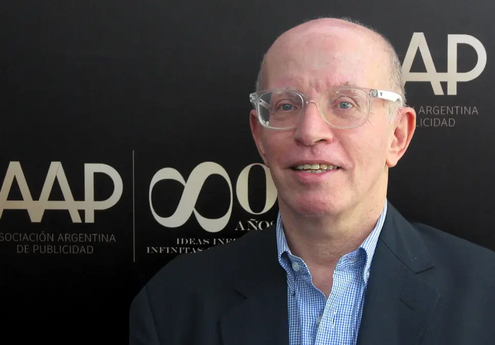 Mario, Director Académico.